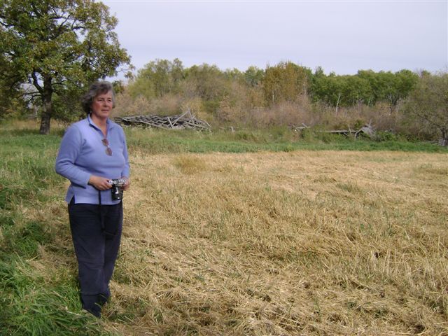 Sandra Massey devant les restes de la ferme de ses grands parents
